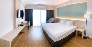 Minibar, in-room safe, desk, blackout curtains - Miloft Sathorn hotel (Bangkok)