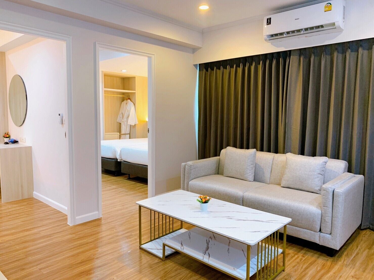 小型套房 | 起居区 | 平板电视