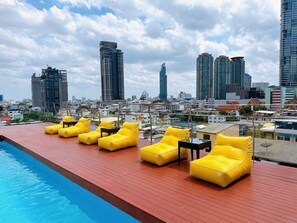 Outdoor pool, open 8:00 AM to 8:00 PM, free cabanas, sun loungers - Miloft Sathorn hotel (Bangkok)