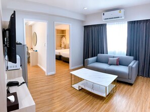 Junior Suite | Minibar, in-room safe, desk, blackout drapes - Miloft Sathorn hotel (Bangkok)