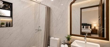 Un bagno moderno con doccia, WC e doppio lavabo.
