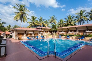 Una piscina al aire libre, sombrillas