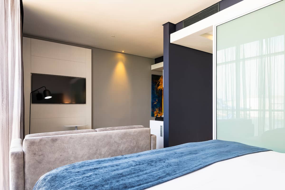 Junior suite | 1 slaapkamer, een kluis op de kamer, een bureau