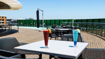 Bar junto a la piscina