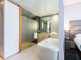 Junior Suite | Bathroom | Free toiletries, hair dryer, towels