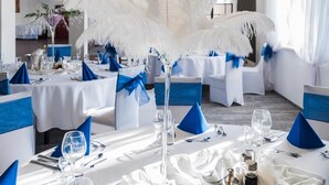 A banquet hall with round tables, white tablecloths, and blue accents. - Hotel Horyzont (Rzeszów)