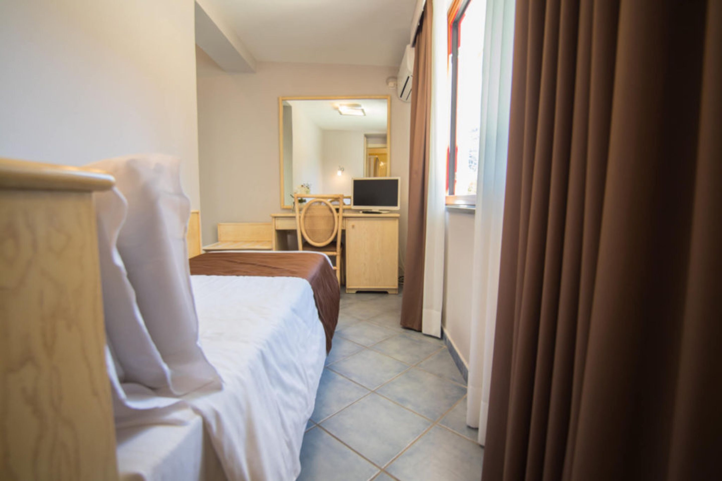 single room | 1 bedroom, premium bedding, minibar, in-room safe