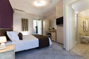 Double or Twin Room | Peralatan tempat tidur premium, bar mini, peti besi dalam bilik 