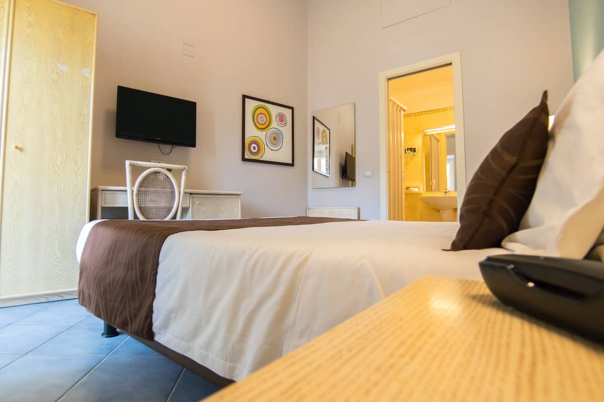 Economy tweepersoonskamer, geen ramen | Luxe beddengoed, een minibar, een kluis op de kamer, geluiddichte muren