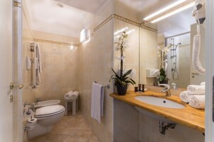 Ducha, artículos de tocador gratuitos, secador de pelo, bidet