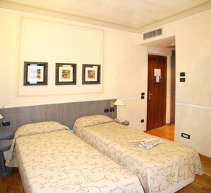Kamar Double | Minibar, brankas, tirai kedap cahaya, dan setrika/meja setrika