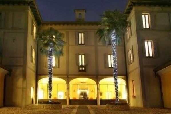 Front of property - Villa Bregana (Carnago)