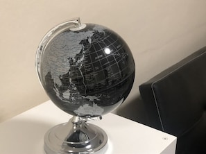 Habitación doble | Área de sala de estar | Televisión de pantalla plana de 80 cm con canales por cable