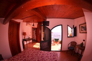 高级双人房, 海景 | 迷你吧、客房内保险箱、办公桌、免费 WiFi