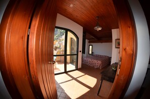 Superior Double Room, Sea View | Minibar, in-room safe, desk, free WiFi - Le Piccole Grotte (Scilla)