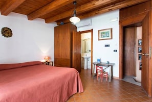 Standard Double Room | Bathroom | Shower, free toiletries, hair dryer, towels - Le Piccole Grotte (Scilla)