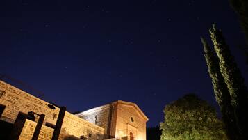 Boendets fasad - kväll/natt