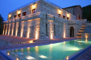 Una piscina al aire libre de temporada, sillones reclinables de piscina