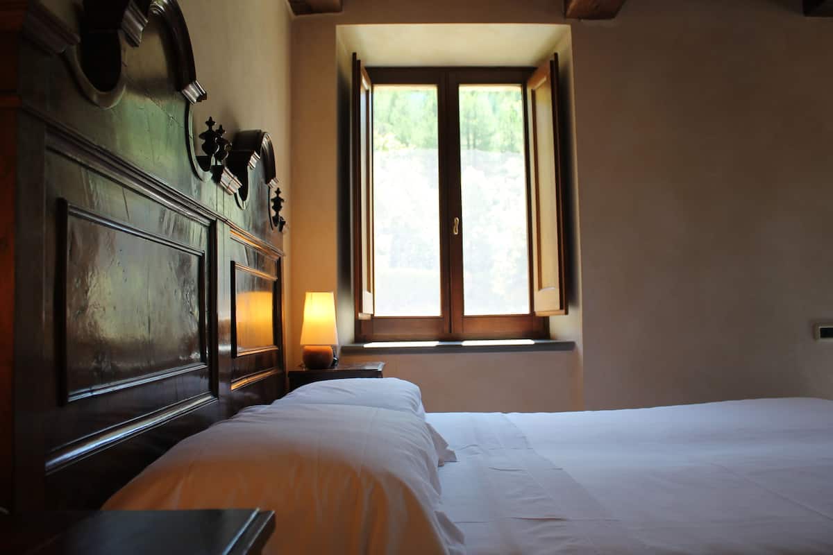 1 bedroom, desk, cots/infant beds, rollaway beds