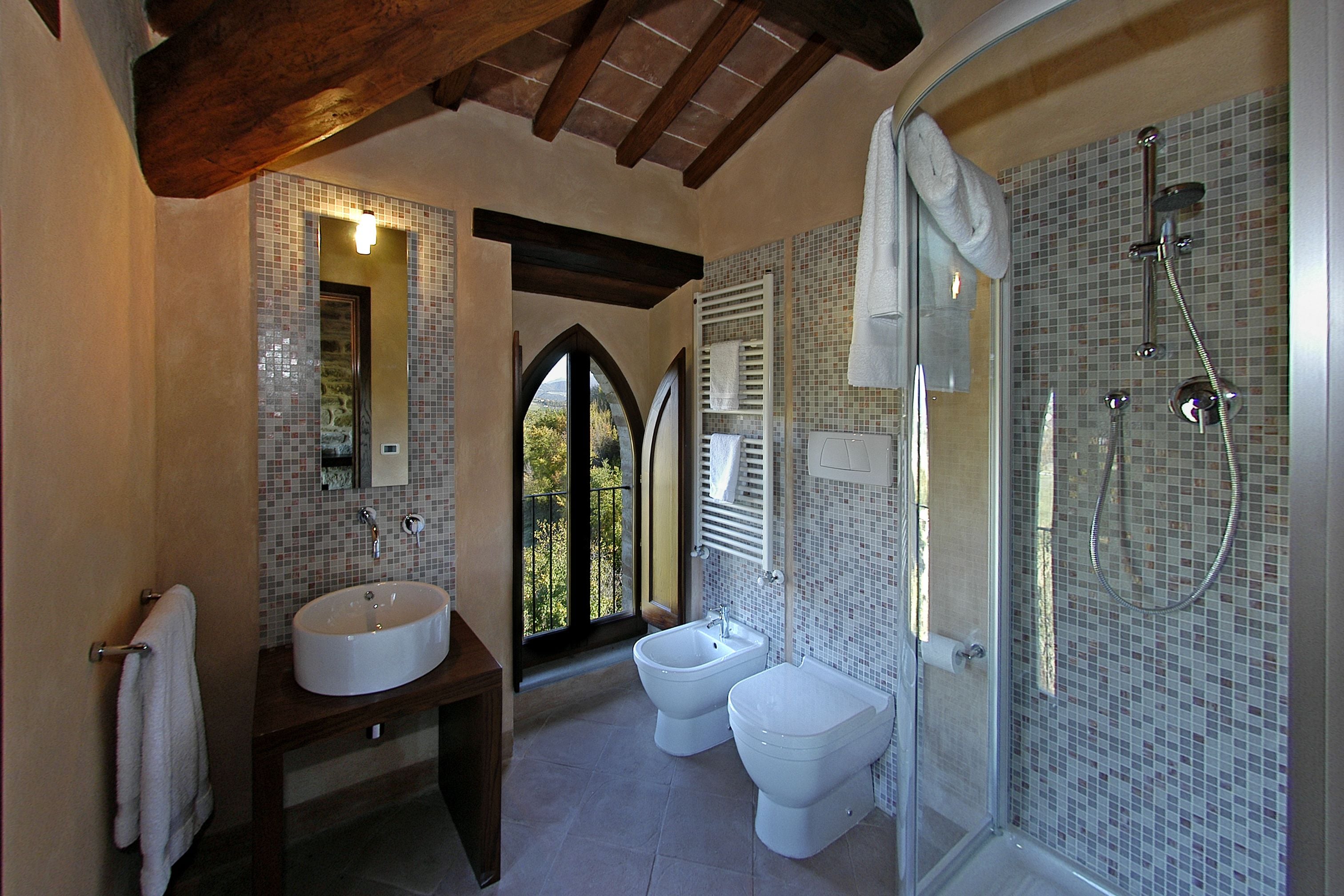 Ducha, artículos de tocador gratuitos, secador de pelo, bidet