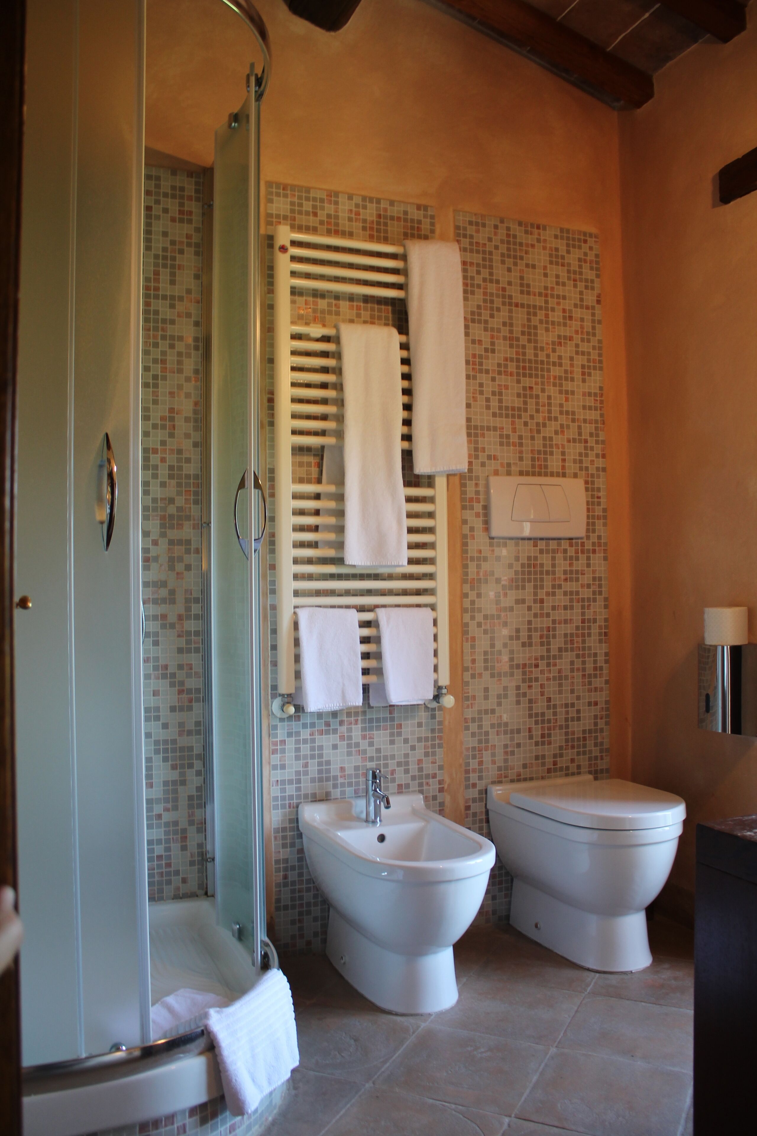 Un baño con ducha, bidé e inodoro.