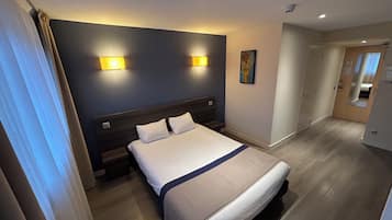 Triple Room | Desk, free WiFi, bed sheets, wheelchair access