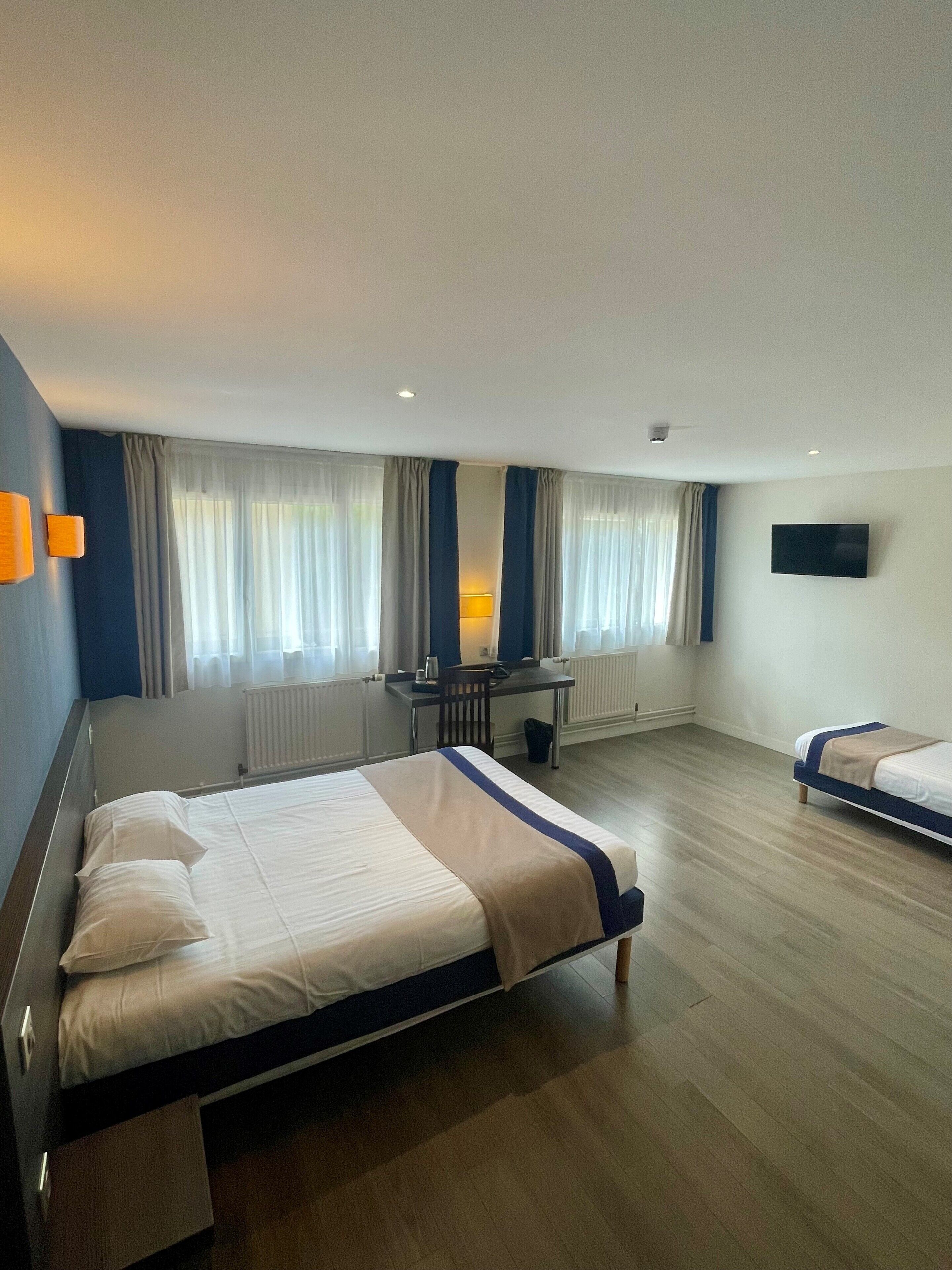 Chambre triple | Bureau, accès au Wi-Fi (inclus), literie fournie