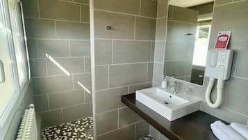 Douche, articles de toilette gratuits, serviettes fournies