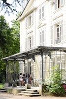 Un edificio blanco con un patio cubierto.