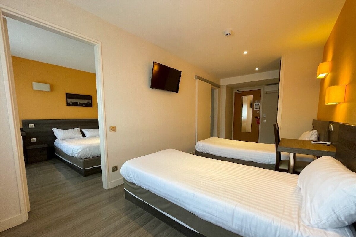 Suite | Desk, free WiFi, bed sheets, wheelchair access