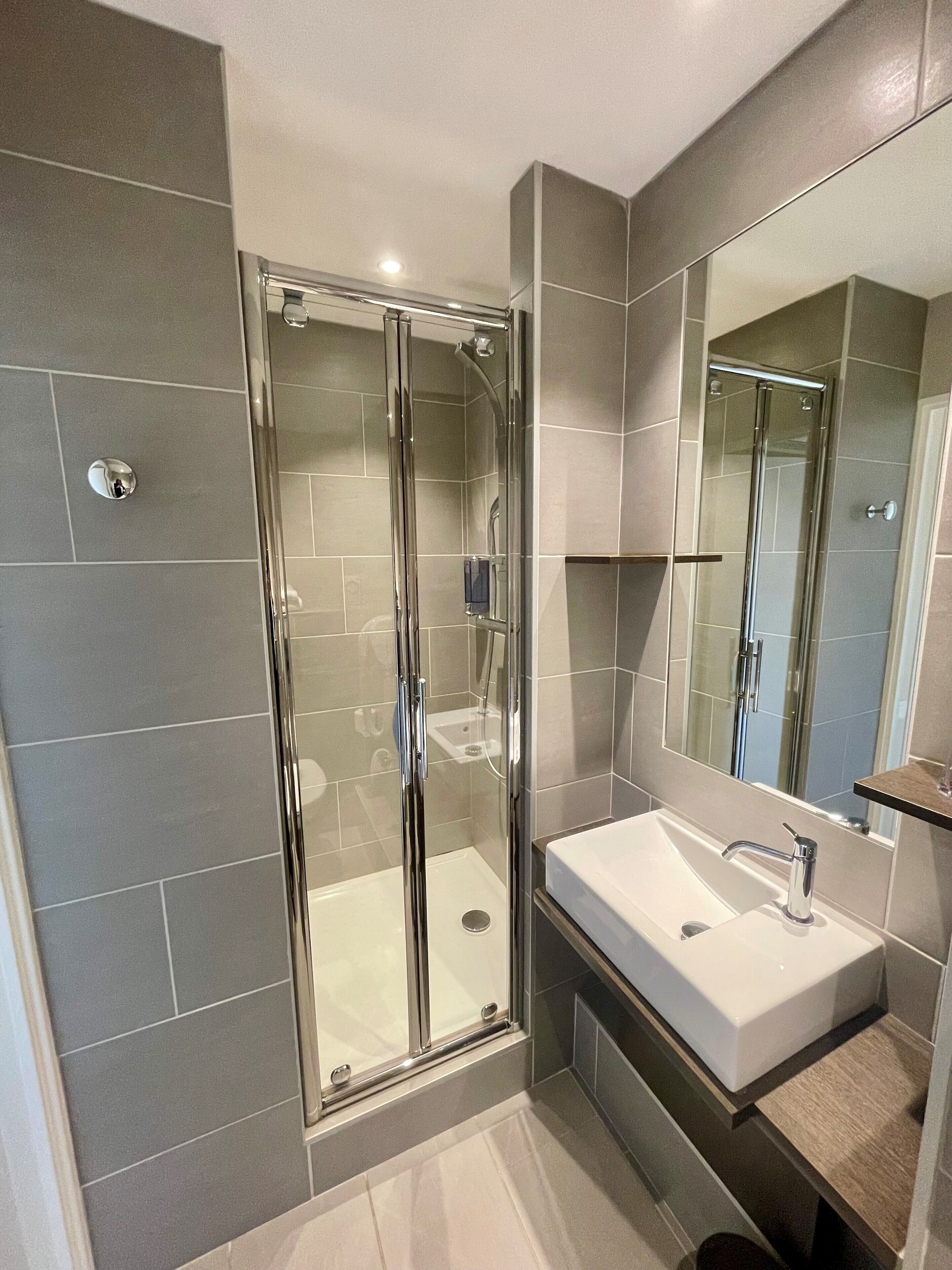 Douche, articles de toilette gratuits, serviettes fournies