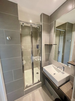 Shower, free toiletries, towels - Valpré Lyon Hôtel (Ecully)