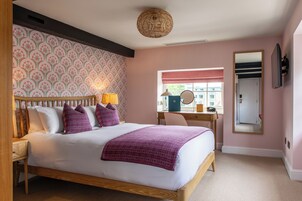 Indulgence Room | Desk, iron/ironing board, WiFi (free), bed sheets