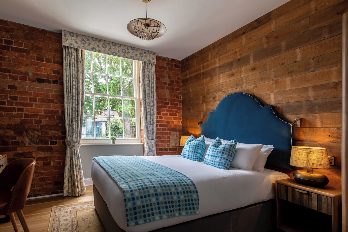 Comfy Room | Desk, iron/ironing board, free WiFi, bed sheets