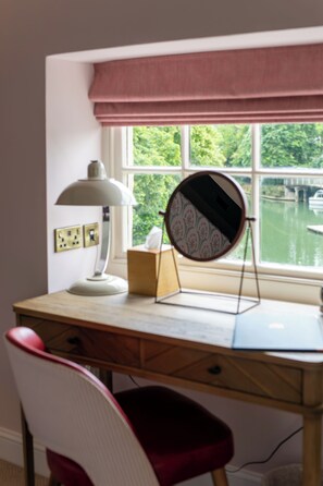 Indulgence Room | Desk, iron/ironing board, free WiFi, bed sheets - The Head of the River (Oxford)
