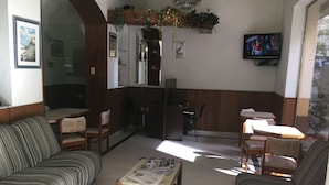 Lobby sitting area - Hotel Mediterraneo (Montevideo)