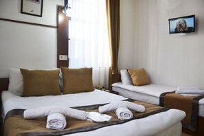 Ground Floor Standard Double Room | Área de sala de estar | Televisión LCD 