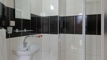 Dusche, kostenlose Toilettenartikel, Haartrockner, Hausschuhe