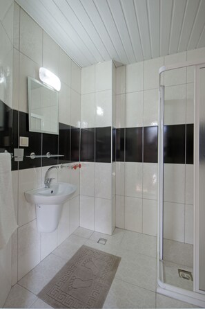 Regadera, amenidades de baño gratuitas, secadora de cabello, pantuflas 