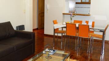 Suíte família (4 People) | Área de estar | TV de tela plana 32 polegadas com canais a cabo, TV, filmes pagos