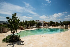 Piscina externa sazonal, funciona das 10h30 às 21h, guarda-sóis