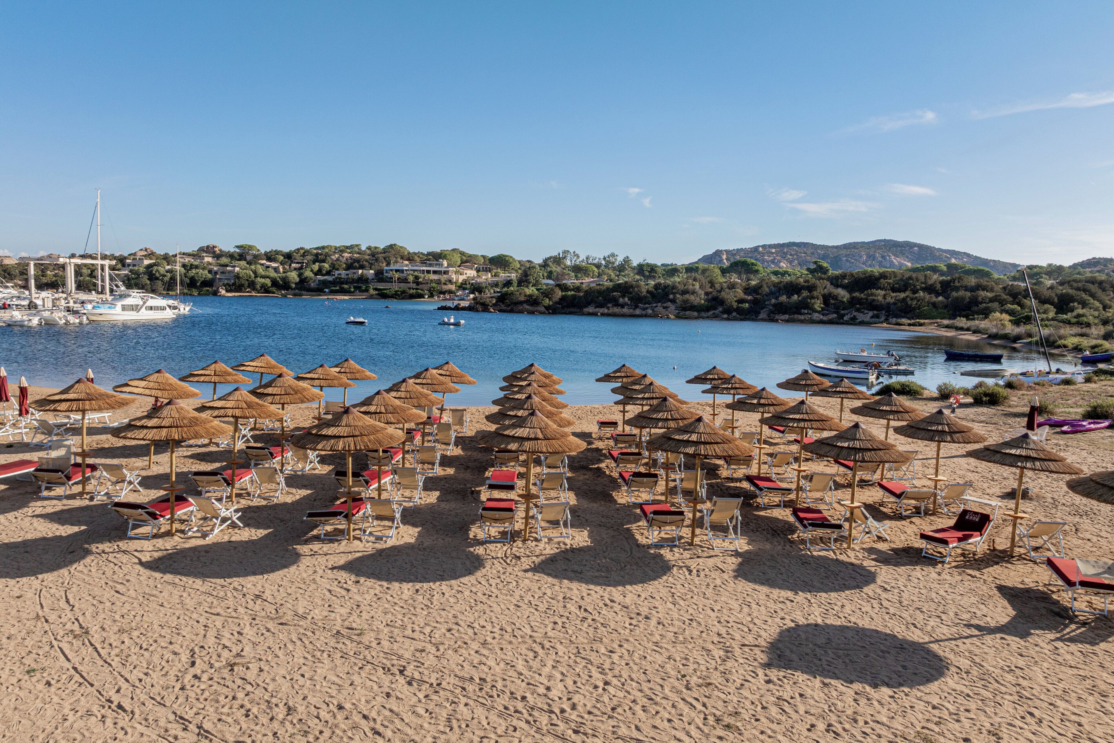 على الشاطئ، مناشف للشاطئ، كرة طائرة على الشاطئ