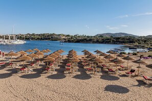 Sur la plage, serviettes de plage, volleyball