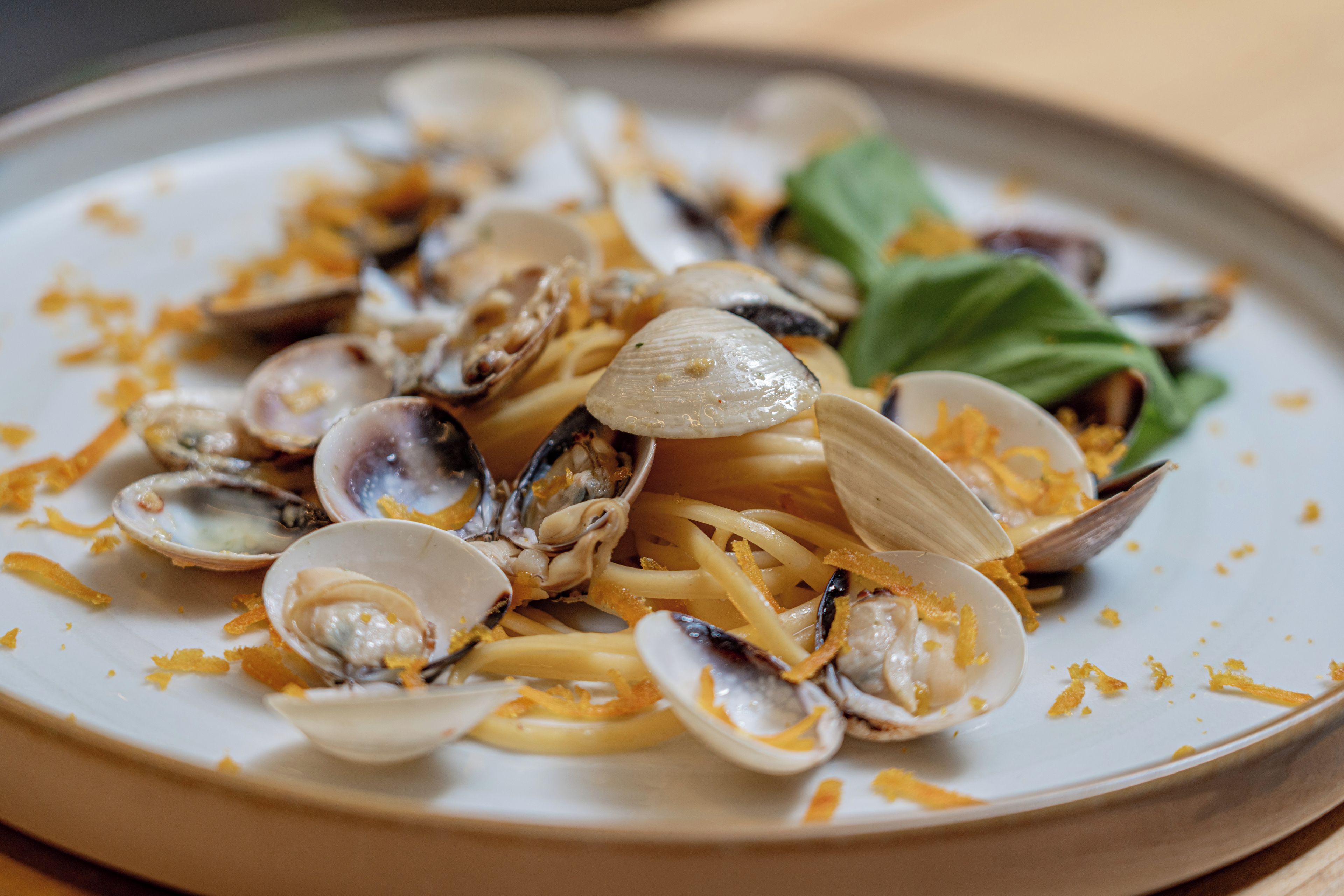 Un plat de pasta amb cloïses i ratlladura de llimona.
