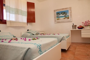 Lits bébé (en supplément), draps fournis