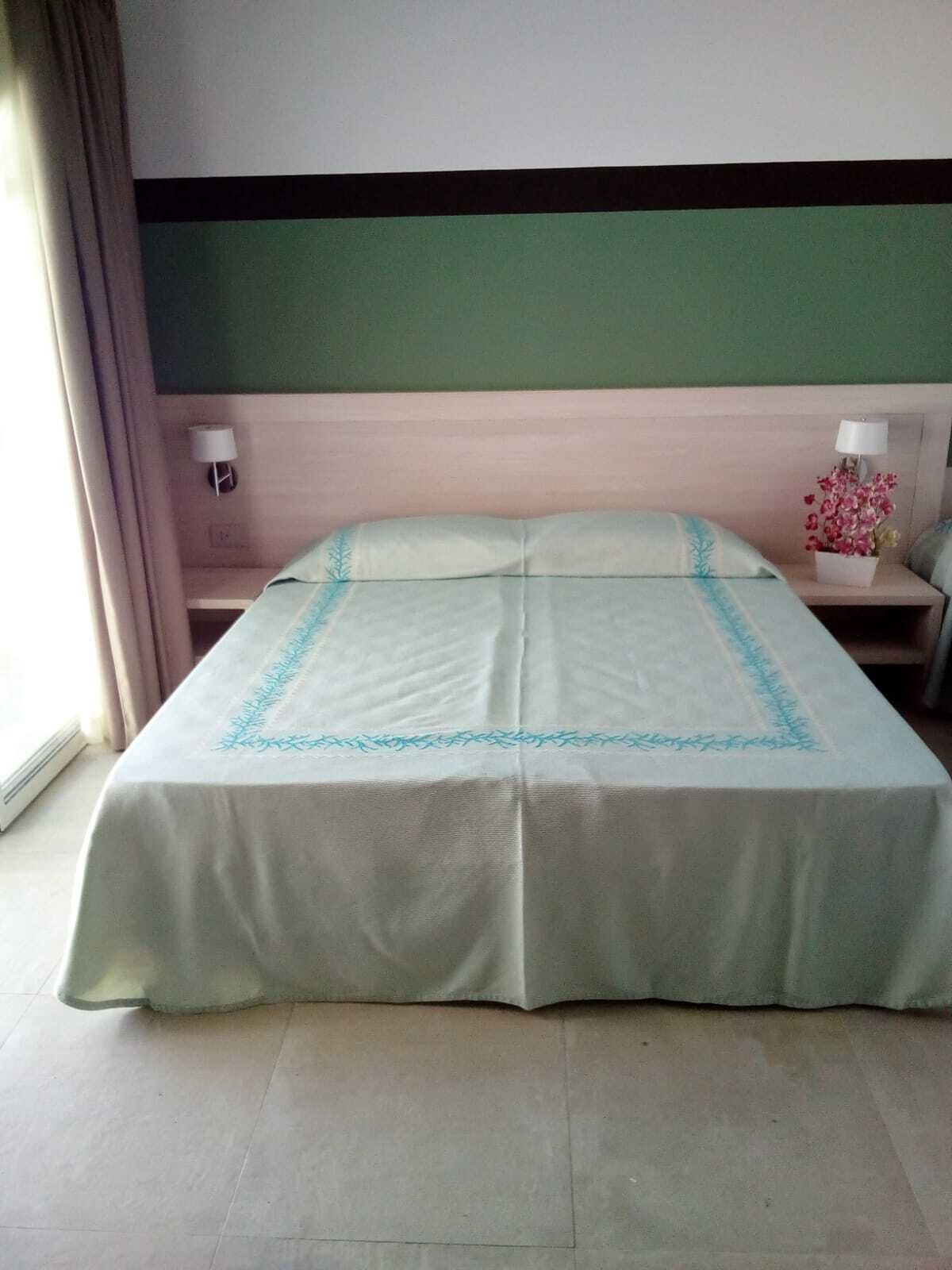 Cots/infant beds, bed sheets