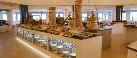 Frühstück, lokale und internationale Küche, Blick auf den Strand