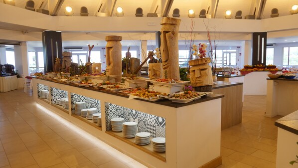 Breakfast, lunch served; local and international cuisine, beach views  - Club Esse Cala Bitta (Arzachena)