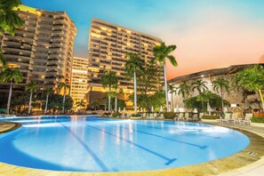 5 座室外游泳池，提供泳池遮陽傘和日光浴躺椅