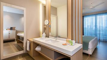 Un bagno moderno con doppio lavandino, un ampio specchio e zona doccia.
